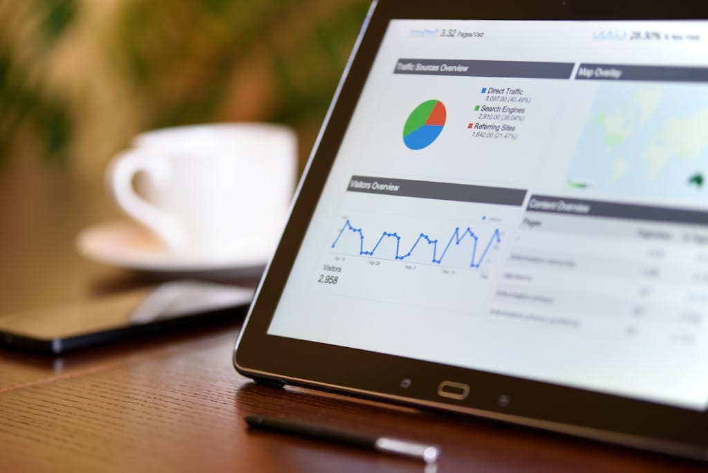 Comparaison audit SEO automatisés par IA versus audit humain.